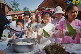 气氛不错！今日训练中周琦和杜锋比试罚球